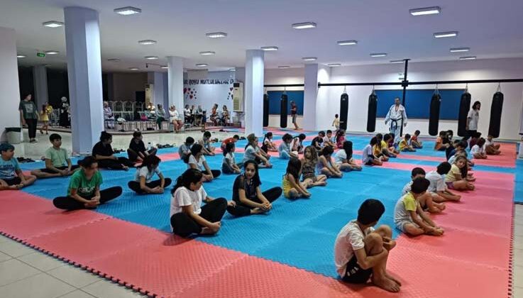 Kemer’de ücretsiz karate ve kick boks kursları veriliyor