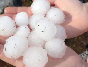 Antalya’da dolu cam seralara zarar verdi