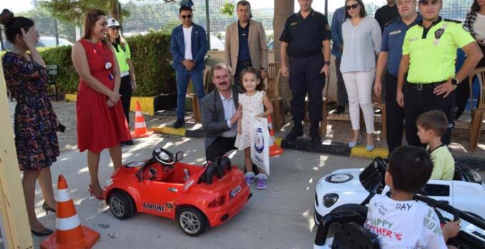 Kumluca’da minik öğrencilere akülü arabalarla uygulamalı trafik eğitimi verildi