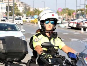 40 kişilik Şahin timinin Hülya ablası kural tanımaz sürücülere nefes aldırmıyor