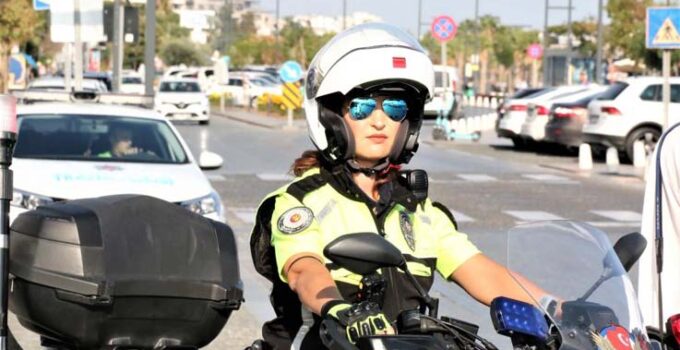 40 kişilik Şahin timinin Hülya ablası kural tanımaz sürücülere nefes aldırmıyor