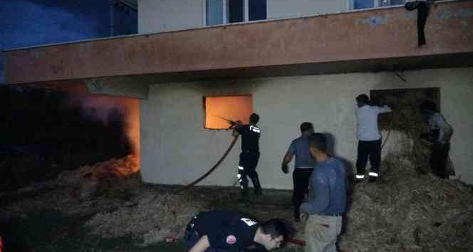 İtfaiye ekipleri samanlıktaki yangını binanın duvarını yıkarak söndürebildi