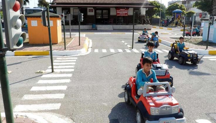 Kepez’de, ilkokul öğrencilerine trafik eğitimi