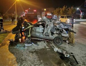 Köprü bariyerine çarpıp hurdaya dönen otomobilden yaralı olarak çıktı