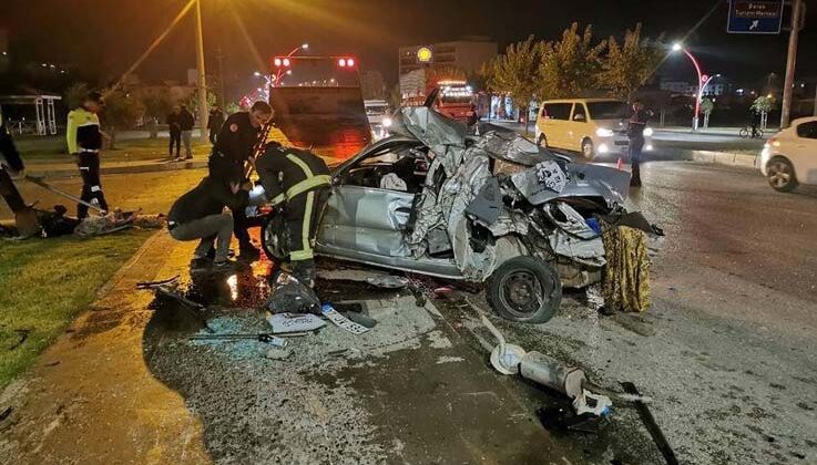 Köprü bariyerine çarpıp hurdaya dönen otomobilden yaralı olarak çıktı