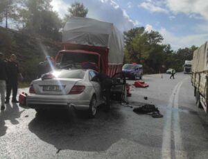 Antalya’da kamyonet ile otomobil kafa kafaya çarpıştı: 2 ölü, 1’i ağır 6 yaralı