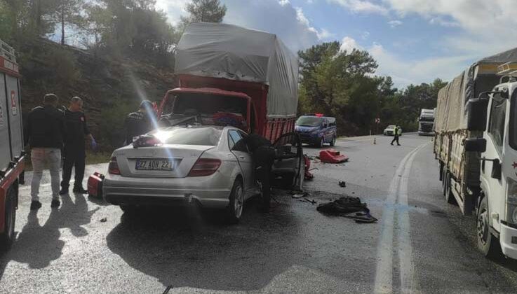 Antalya’da kamyonet ile otomobil kafa kafaya çarpıştı: 2 ölü, 1’i ağır 6 yaralı