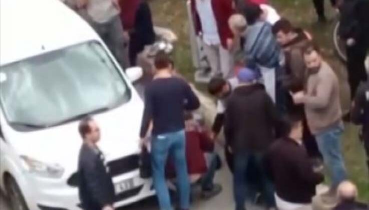 Dilendirilirken kaldırımda ayağı takılıp düşen küçük çocuk aracın altında kaldı