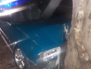 Ağaca çarpan otomobil sürücüsü ölümden döndü