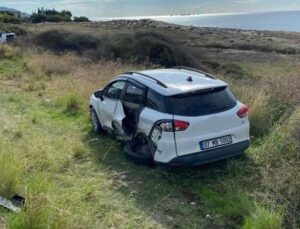 Alanya’da çarpışan otomobiller şarampole savruldu