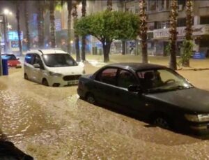 Kumluca’da sel: Evleri su bastı, araçlar zarar gördü