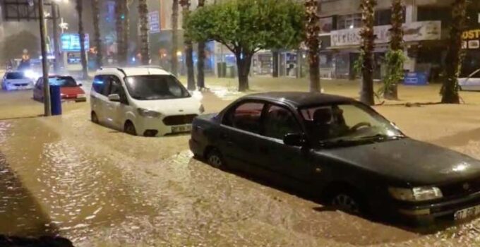 Kumluca’da sel: Evleri su bastı, araçlar zarar gördü