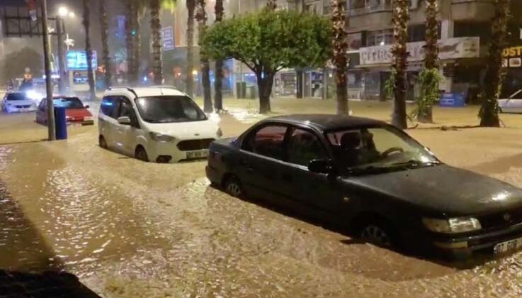 Kumluca’da sel: Evleri su bastı, araçlar zarar gördü