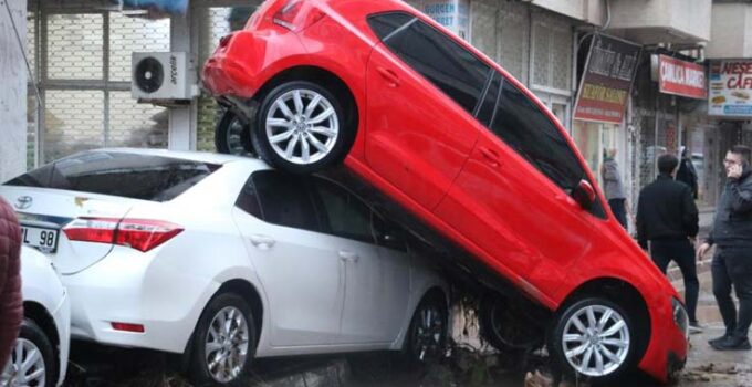 Kumluca’da sel araçları üst üste çıkardı