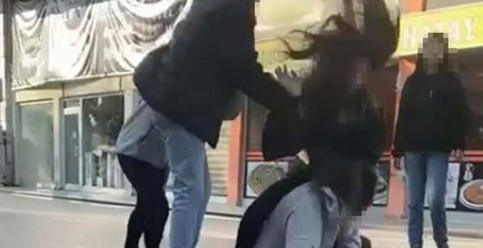 Saç saça kavga eden genç kızları ayırmakta güçlük çektiler
