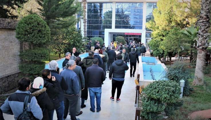 Cumhurbaşkanı Erdoğan’ın müjdesinin ardından vatandaşlar gözlerini SGK önünde açtı