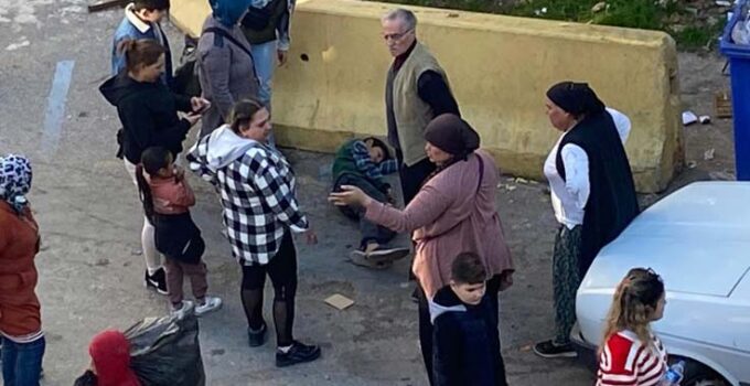 Arkadaşları tarafından darp eilen mendilci çocuğun yardımına vatandaşlar koştu