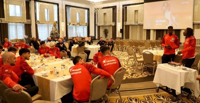 Kasımpaşa maçı öncesi Lusamba’nın doğum günü kutlandı