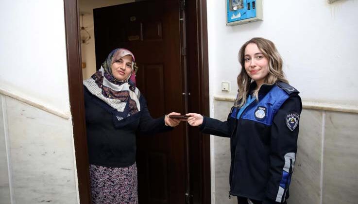 Alanya’da tatilcilerin kaybolan eşyaları adresine kargoyla gönderiliyor