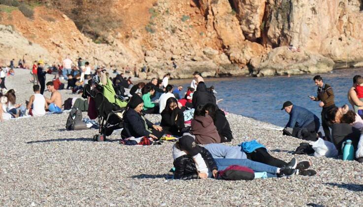 Son yılların en sıcak Ocak ayında vatandaşlar Konyaaltı sahiline akın etti