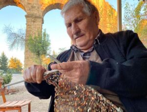 Aspendos Antik Kenti’nin su kemerleri yanında 63 yıldır geçimini el işi yaparak sağlıyor