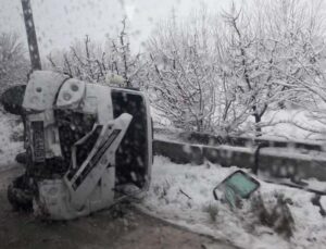 Antalya’da minibüs devrildi, 5 öğretmen ve 1 öğrenci yaralandı