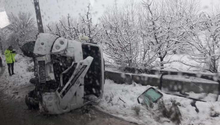 Antalya’da minibüs devrildi, 5 öğretmen ve 1 öğrenci yaralandı