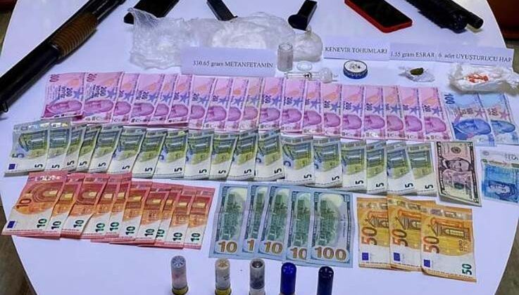 Polisten kaçarak saklandıkları adresten uyuşturucu ve silah çıktı