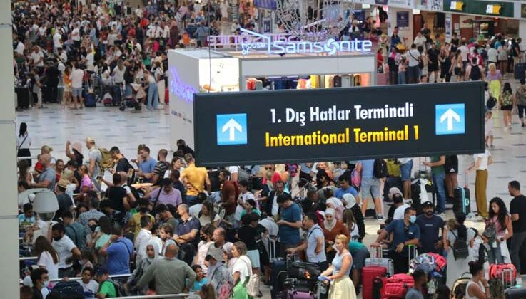 Pandemide dışarı çıkamayan yaşlı turistler, tatil için Türkiye’ye akın ediyor