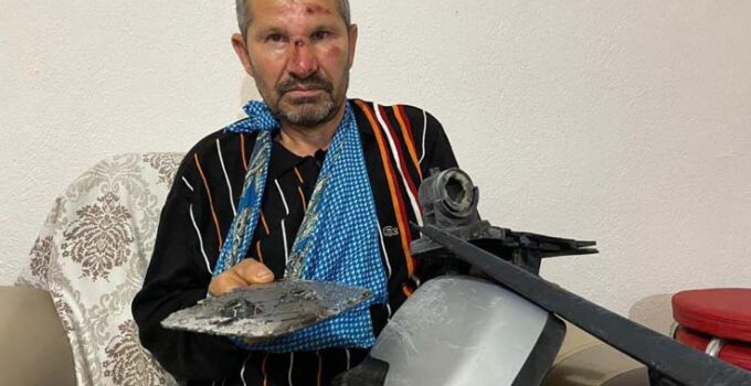 Kendisine çarpıp kaçan otomobilin parçalarını toplayıp şikayetçi oldu
