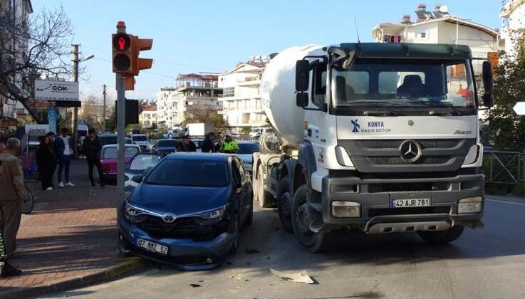 Beton mikserinin çarptığı otomobil trafik ışığına vurarak durabildi