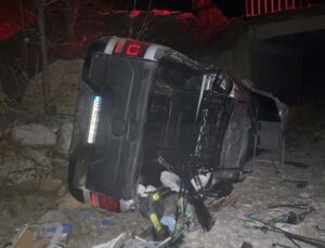 Sürücüsünün hakimiyetini kaybettiği kamyonet dereye düştü: 5 yaralı