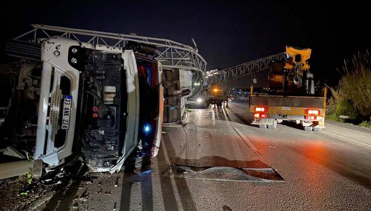 Tırın açılan dorsesi EDS’ye çarptı, ortalık savaş alanına döndü