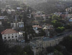 Alanya Kalesi’nin surlarıyla çevrili evler kendine has özellikleriyle mest ediyor