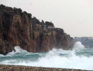 ‘Turuncu’ kod verilen Antalya’da etkili fırtına