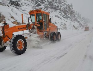 Antalya-Konya karayolunda kar kalınlığı 20 santime ulaştı, araçlar yolda kaldı