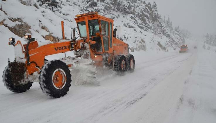 Antalya-Konya karayolunda kar kalınlığı 20 santime ulaştı, araçlar yolda kaldı