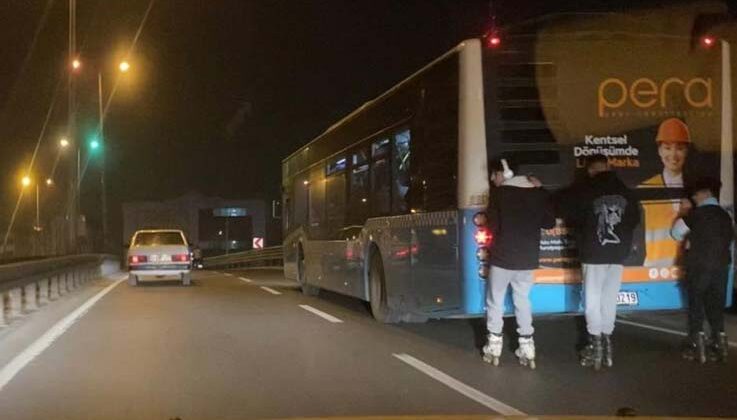 Patenli gençlerden 50 kilometre hızla giden otobüs arkasında ölüme davetiye