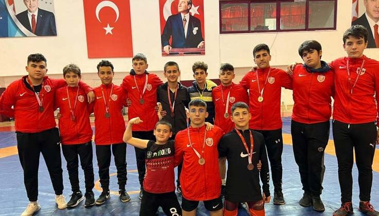 Grekoromende şampiyon Kepez
