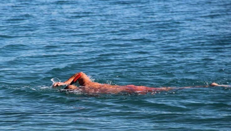 Türkiye’de kar soğuk, Antalya’da deniz keyfi