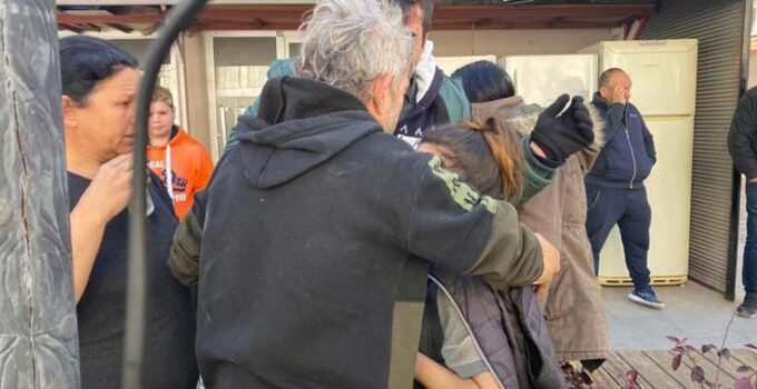 Yangına uykuda yakalanan kız kardeşler gözyaşlarına boğuldu