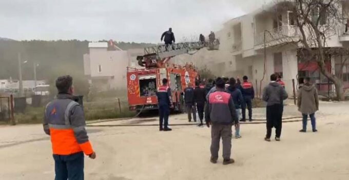 Yangında mahsur kalan çifti itfaiye ekipleri kurtardı