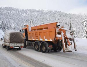 Yoğun kar yağışı ile kapanan Antalya-Konya Karayolu tırlar hariç araç trafiğine açıldı