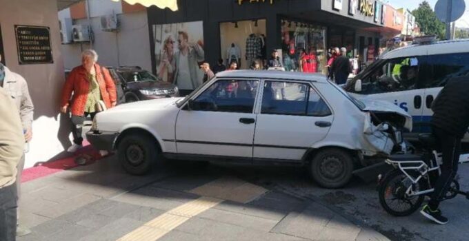 Deprem bölgesine giden minibüs ile otomobil çarpıştı