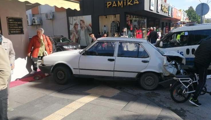 Deprem bölgesine giden minibüs ile otomobil çarpıştı