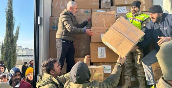 Manavgat’tan deprem bölgesine 5 tırlık yardım