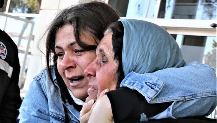 Depremden kurtulan anneye gözyaşları arasında karşılama