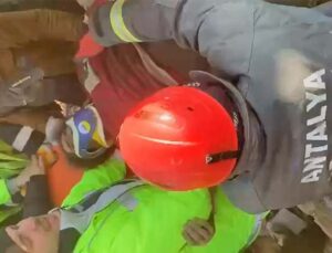 Antalya Büyükşehir İtfaiyesi 62 vatandaşı enkaz altından çıkarttı
