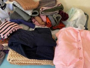 Depremzedeler için kışlık giysi dikiyorlar