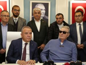 Muhittin Böcek: “Türkiye önemli bir siyaset adamına veda etti”